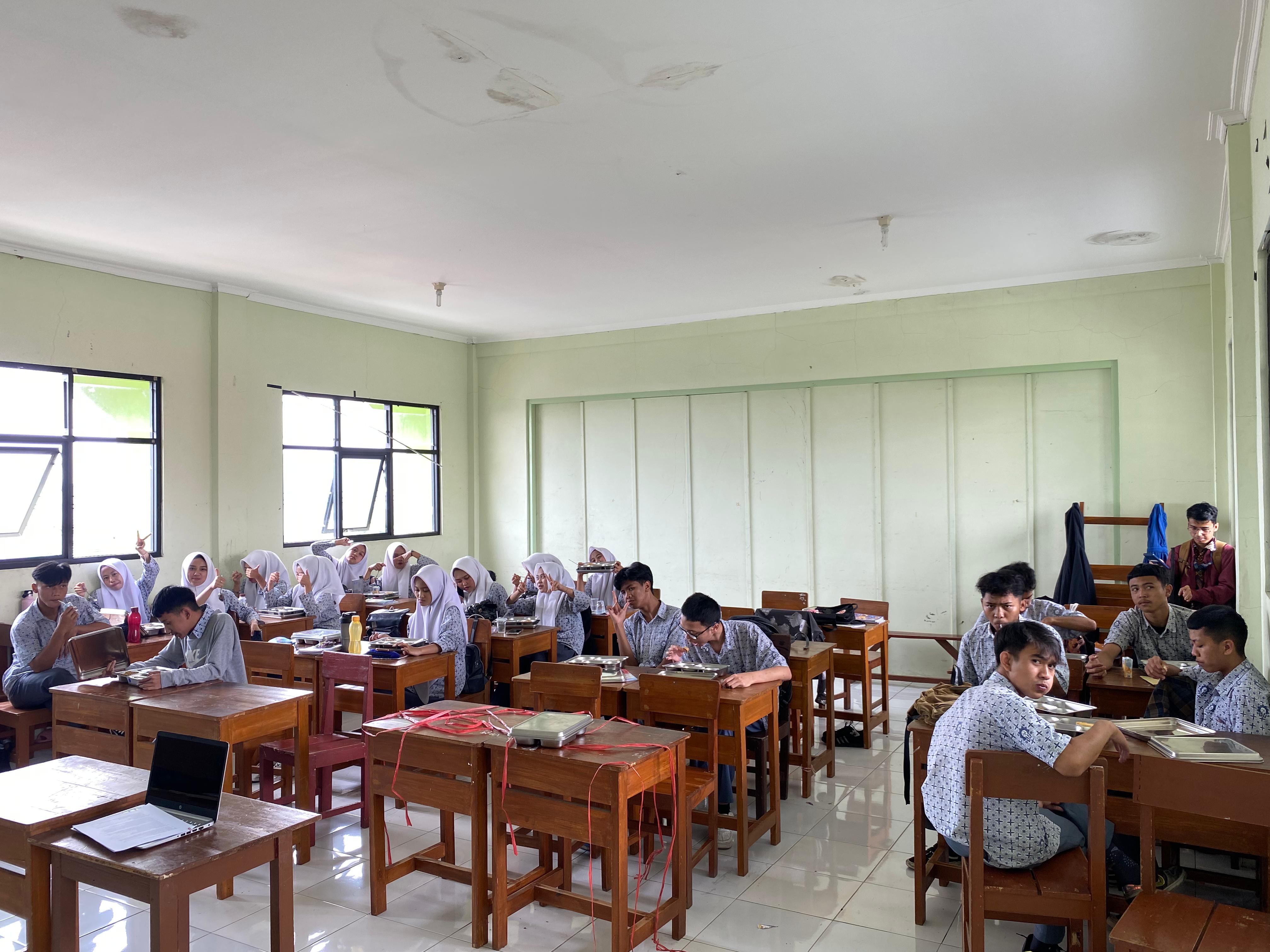 nikmatnya makanan MBG dimakan bersama-sama